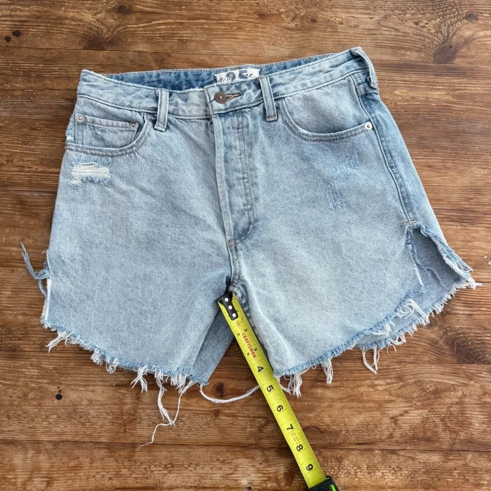 Free People We The Free Cut Off Denim Shorts Light Wash Distressed Womens 25 EUC